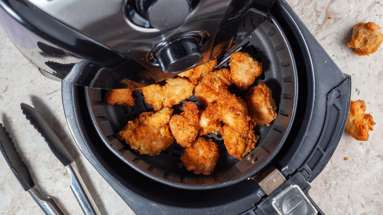 air fryer with fried chicken