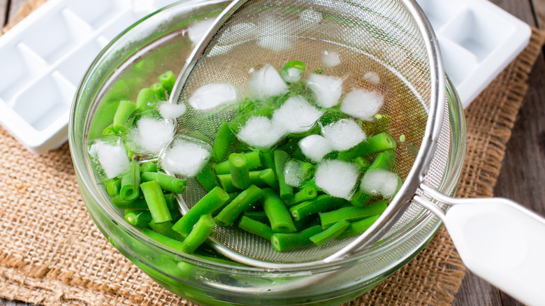 blanched green beans in ice water