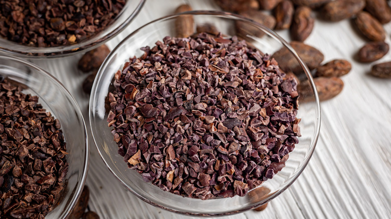 Cacao nibs in bowls