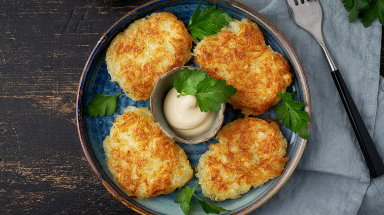 hashbrowns with dipping sauce