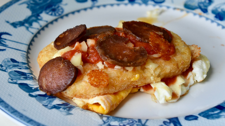 breakfast pizza with hashbrowns