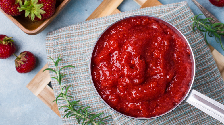 Strawberry purée in pot