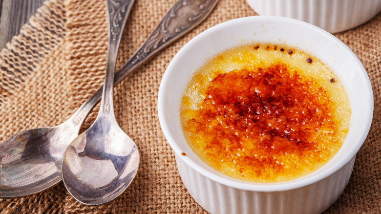 Crème brûlée in dish