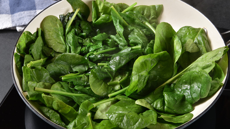 Baby spinach in bowl 