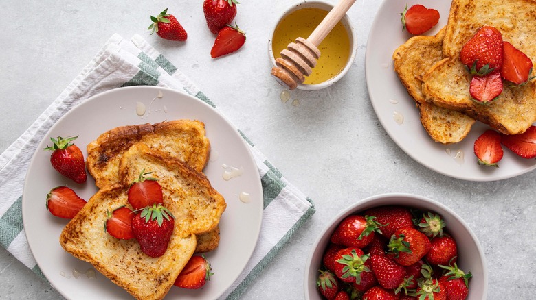Ffrench toast with strawberries