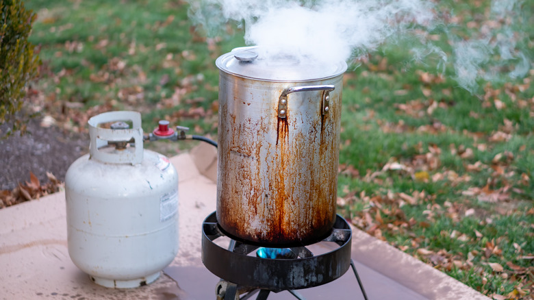 turkey fryer and propane tank