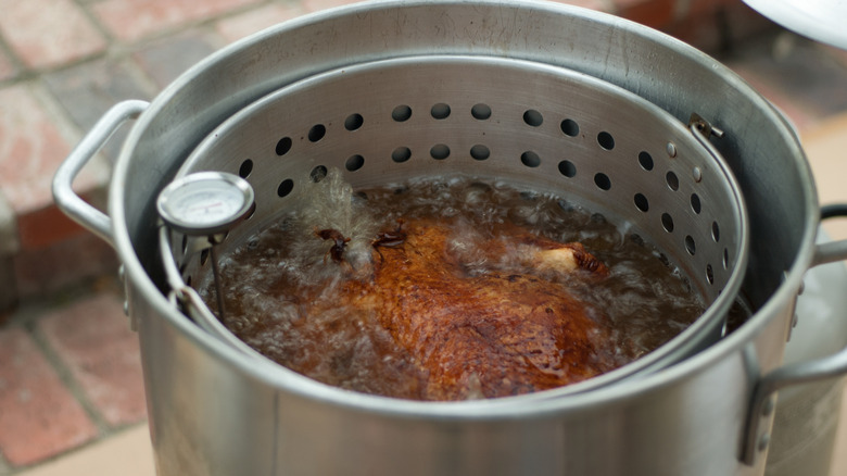 Turkey fryer with thermometer