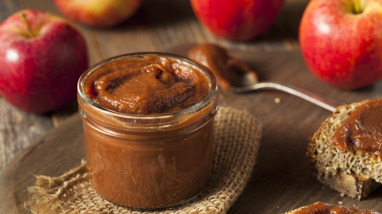 apple butter with fresh apples