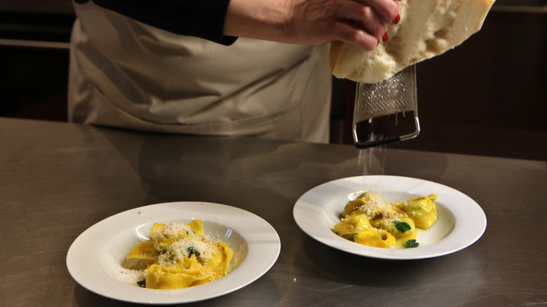 Plates of ravioli al burro è salvia