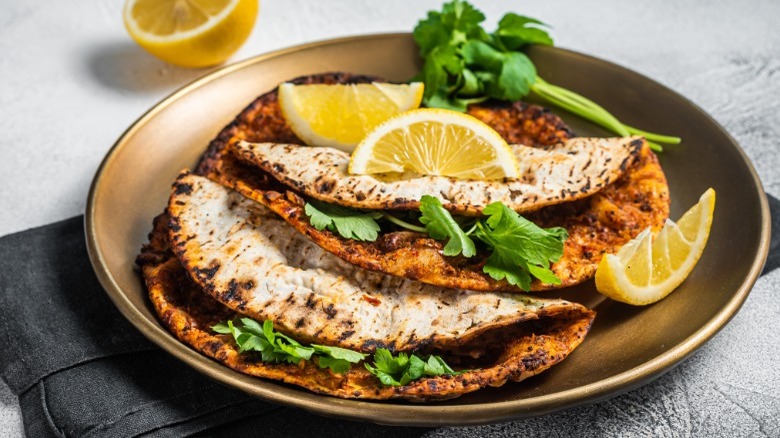 Lahmacun with lemons