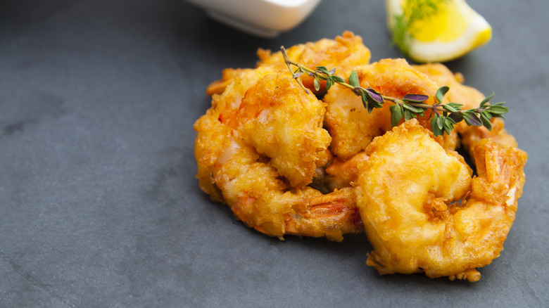 deep-fried shrimp with lime wedge