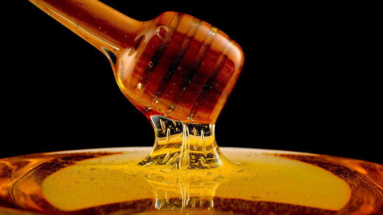 Honey with dripper