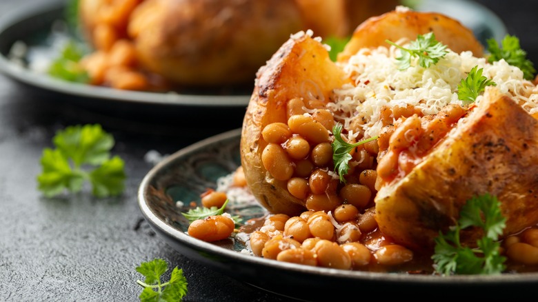 Jacket potato with beans