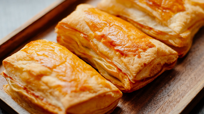 Baked puff pastry slices