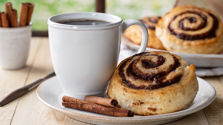 cinnamon rolls with coffee