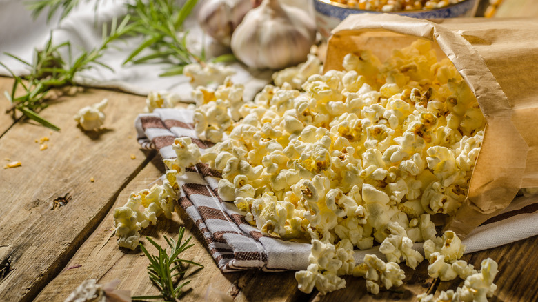 popcorn with herbs