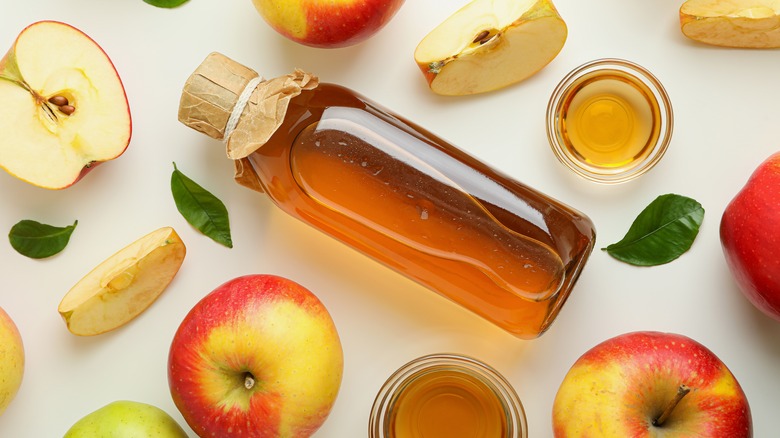 apple cider vinegar with chopped apples