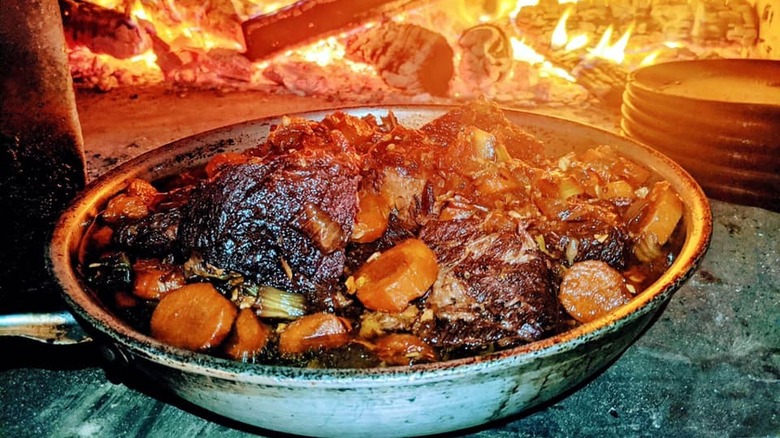 Braised beef pan by fire