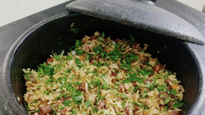 Arroz carreteiro in a pot