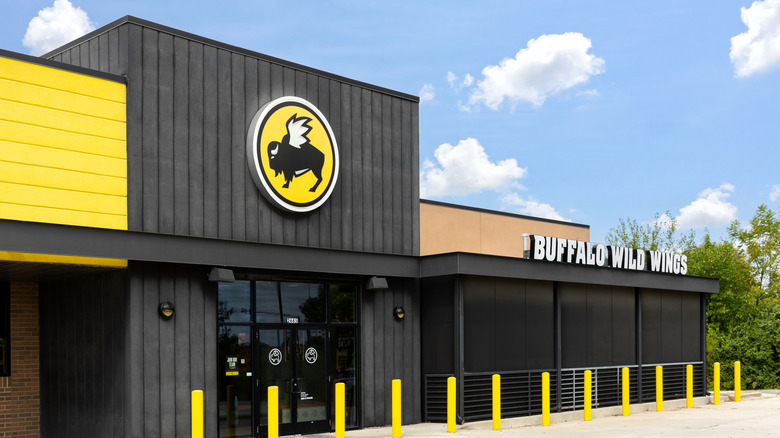 Buffalo Wild Wing's exterior signage