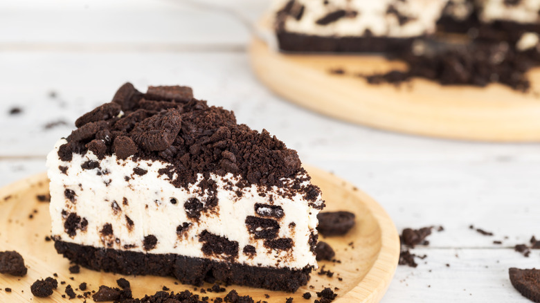 Cookies and cream cheesecake slice