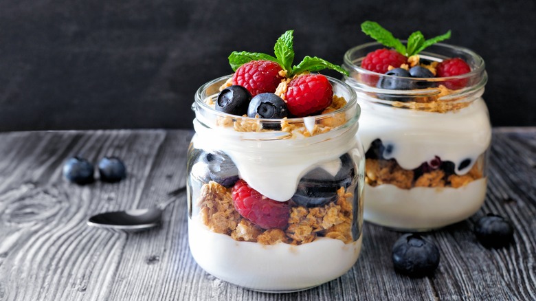 mason jar yogurt parfaits