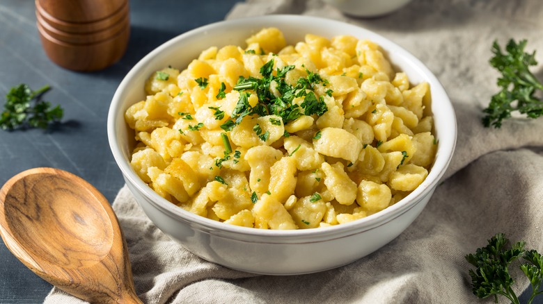 bowl of german cheese späztle