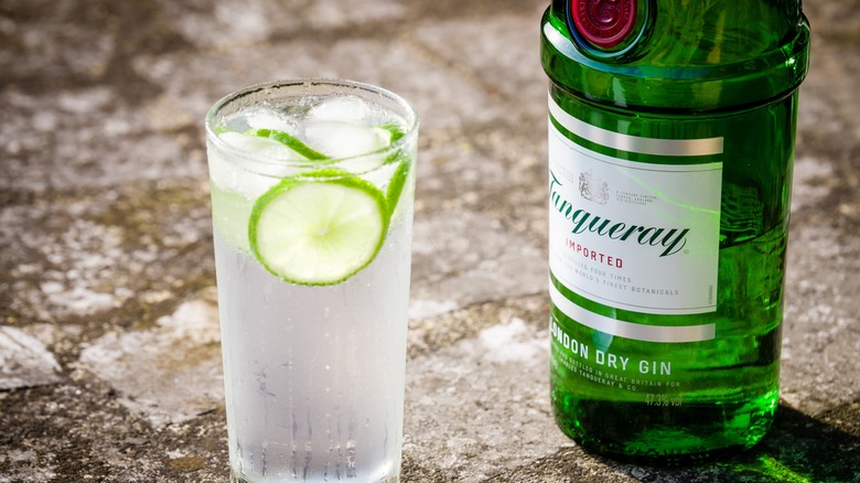 Tanqueray bottle and cocktail