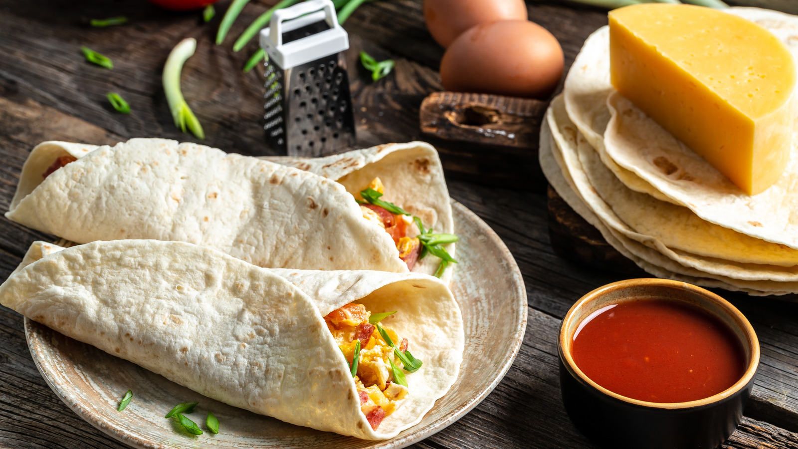 https://www.thedailymeal.com/img/gallery/15-ingredients-you-never-thought-to-put-in-breakfast-burritos/l-intro-1693938095.jpg