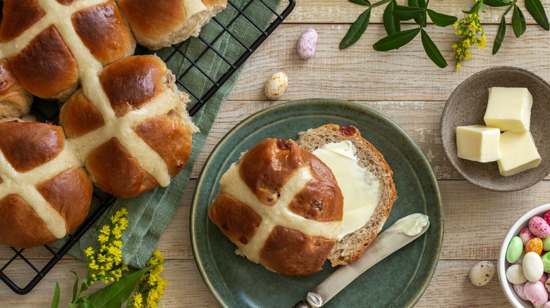 Hot cross buns with butter