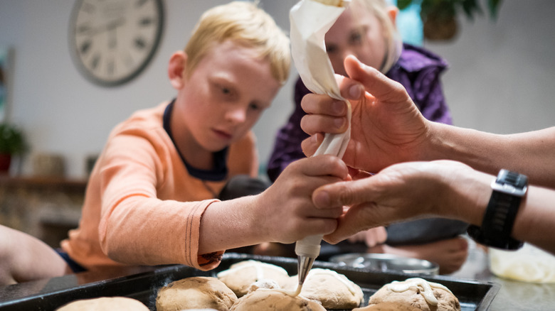 Piping cross onto buns