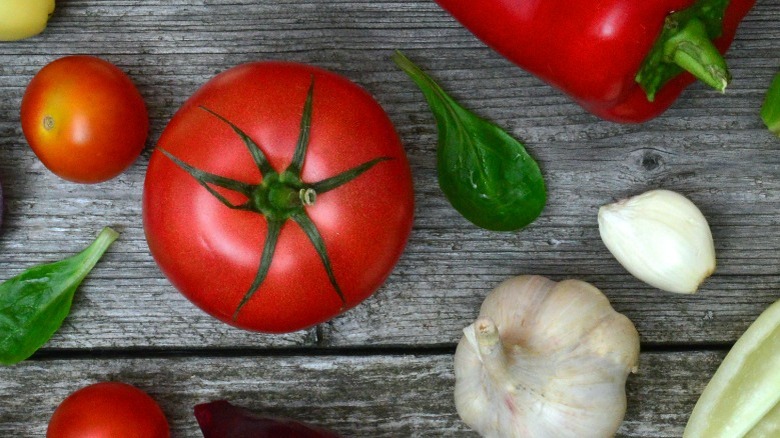 Whole tomato and garlic 