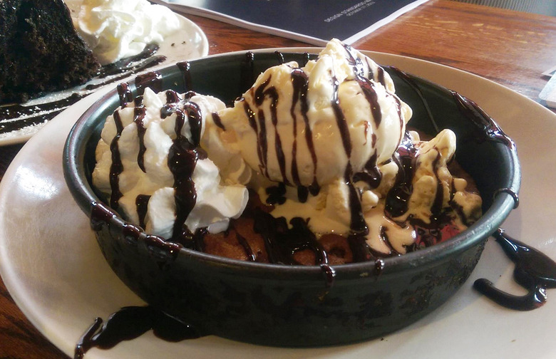 Uno Chicago Grill, Various Locations: Mega-Sized Deep Dish Sundae