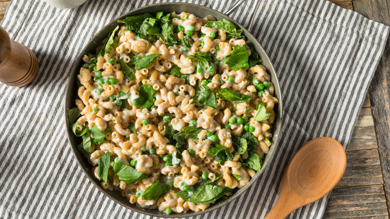 mac and cheese with peas