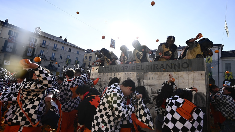 crowds throwing oranges