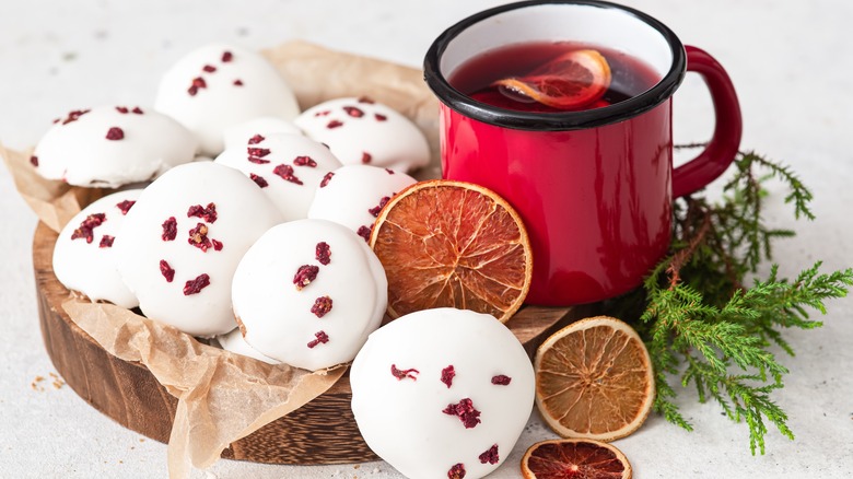 pfeffernusse cookies and mulled wine