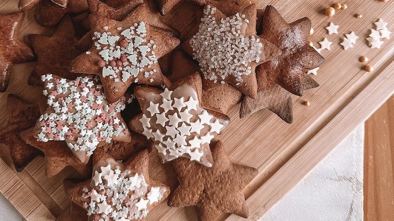 pierniczki świąteczne cookies on cutting board