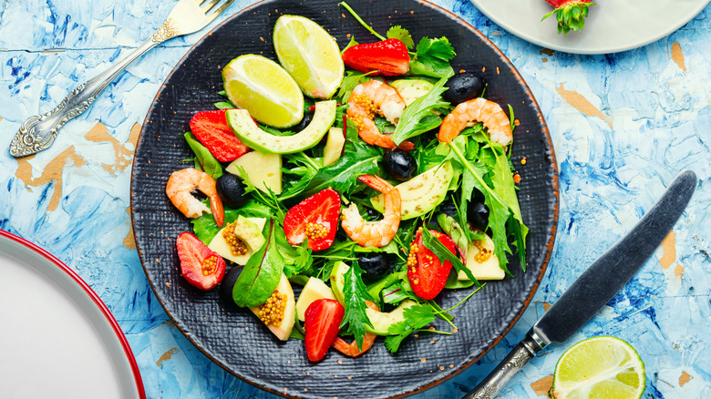 Salad with strawberries and shrimp