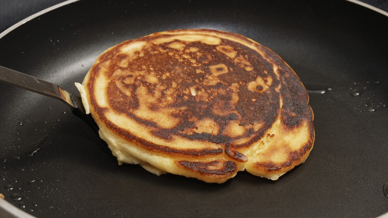 Pancake in flat-bottomed pan