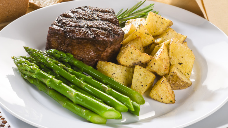 Steak with potatoes and asparagus