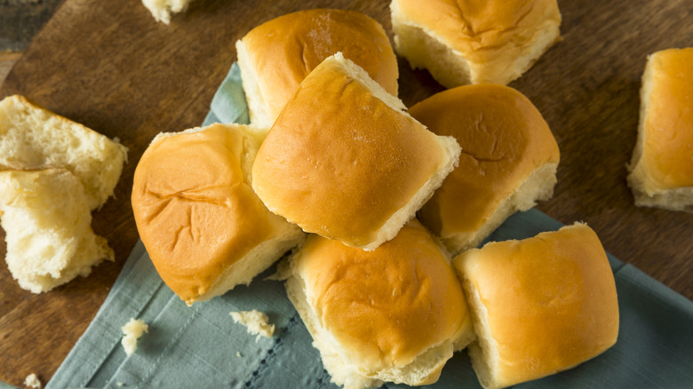 Hawaiian rolls on table