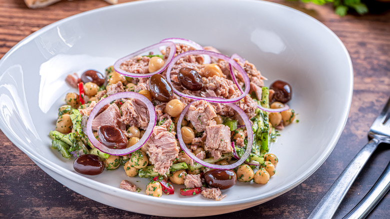 Chickpea and tuna salad