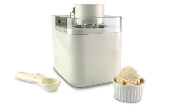 Ice cream machine with bowl