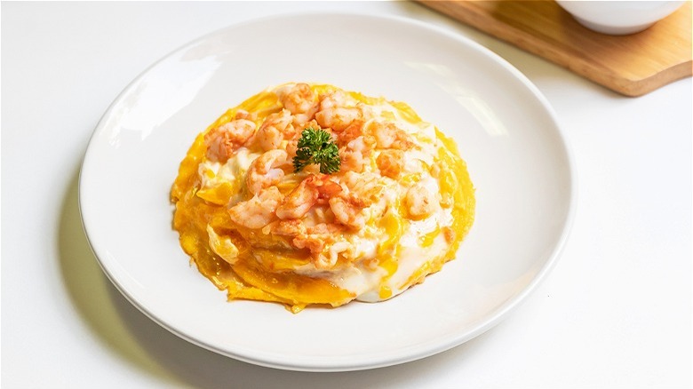 Scrambled eggs with shrimp