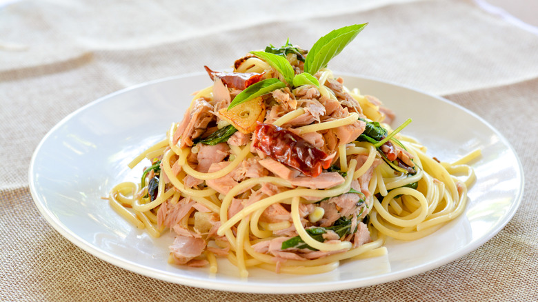 Spicy pasta with canned tuna