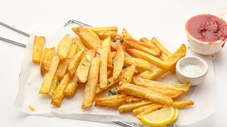 Steak fries with lemon and ketchup