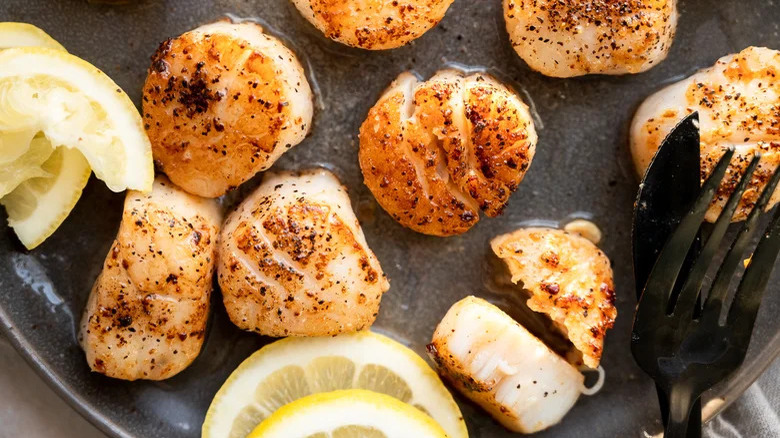 Seared scallops with lemon