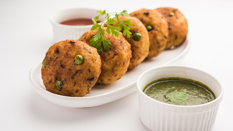 aloo tikki with pots of chutney