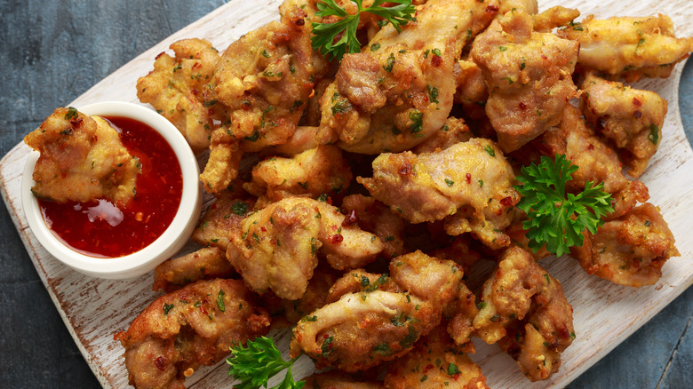 chicken pakora with dipping sauce