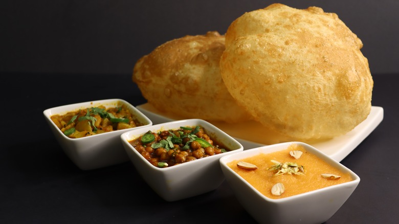 puri with small food dishes